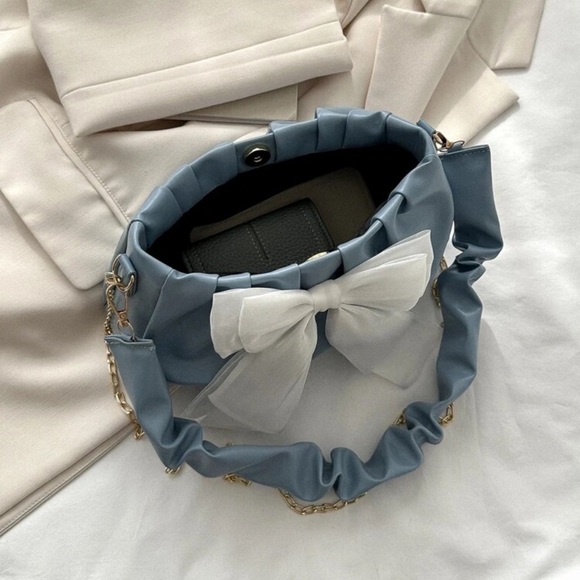 Light blue faux leather shoulder bag / crossbody with large bow detail | NWT - Picture 5 of 6